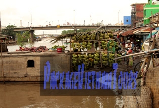 Un bateau de banane au marché de Bac Lieu Un bateau de banane au marché de Bac Lieu