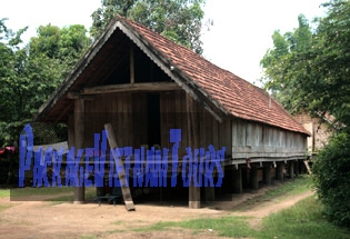 Une maison longue au village Jun (Buon Jun) du Peuple M'Nong Une maison longue au village Jun (Buon Jun) du Peuple M'Nong
