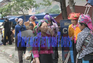 Un marché sur la route près de Ha Giang Un marché sur la route près de Ha Giang
