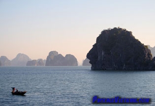 îlot de la tête humaine dans la baie d'Halong au Vietnam îlot de la tête humaine dans la baie d'Halong au Vietnam