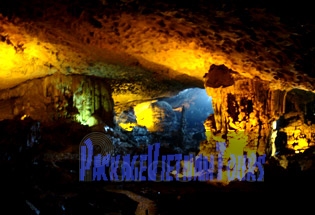Stalactites et stalagmites de la grotte Sung Sot Stalactites et stalagmites de la grotte Sung Sot