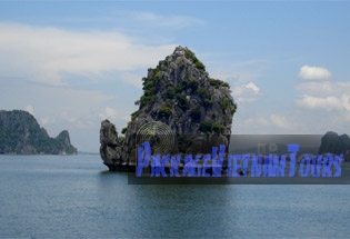 îlot de cygne dans la baie d'Halong au Vietnam îlot de cygne dans la baie d'Halong au Vietnam