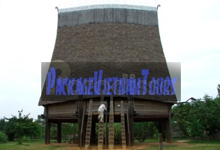 Nha Rong des Banars au Musée d'Ethnologie de Hanoï Nha Rong des Banars au Musée d'Ethnologie de Hanoï