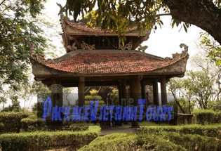 Le pavillon au-dessus de la montagne Duc Thuy Le pavillon au-dessus de la montagne Duc Thuy