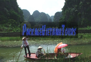 poussant le bateau dans la nature intacte de Thung Nang Ninh Bin poussant le bateau dans la nature intacte de Thung Nang Ninh Bin