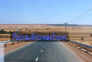 La route traverse le désert Phan Thiet Mui Ne La route traverse le désert Phan Thiet Mui Ne