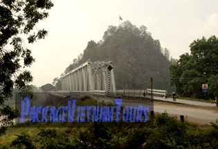 Le Pont de Ham Rong et la montagne de Ngoc (montagne de Jade) Le Pont de Ham Rong et la montagne de Ngoc (montagne de Jade)