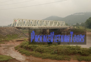 Pont de Ham Rong et la rivière Ma Pont de Ham Rong et la rivière Ma