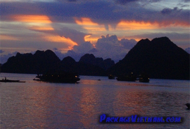 l'Aube sur la Baie de Ha Long l'Aube sur la Baie de Ha Long